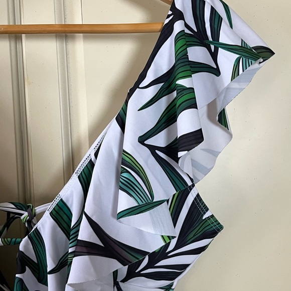 Sporlike NWT V-Neck Ruffle One Piece Swimsuit Women’s Size Medium Bathing Suit - Picture 10 of 11